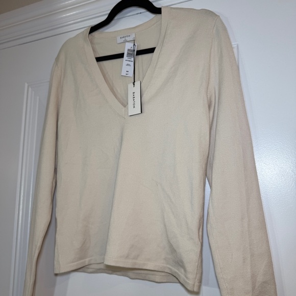 NWT Babaton Artemesia V-neck sweater in Birch Cream Volor Size Medium - Picture 5 of 8